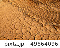 乾燥による地割れと轍 49864096
