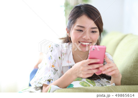 スマホと女性 スマホと女性 49865614