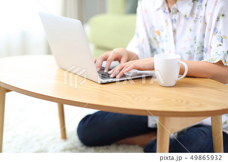 リビングでパソコンをする若い女性 49865932