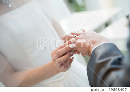 指輪交換　チャペル　結婚式　ウェディング　ブライダル 49868407