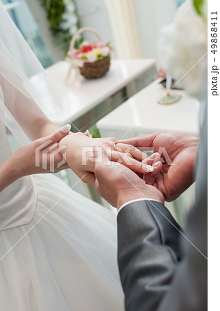 指輪交換 チャペル 結婚式 ウェディング ブライダルの写真素材