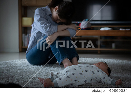 育児に疲れた若い母親と赤ちゃん 産後うつ 育児に疲れた若い母親と赤ちゃん 産後うつ 49869084