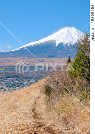 春の登山：高座山の風景 49869568