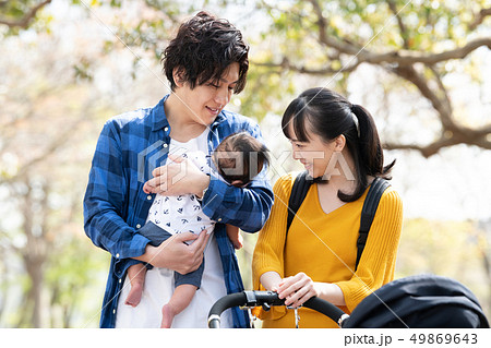 家族　赤ちゃん　抱っこ　公園　散歩　子育て 49869643