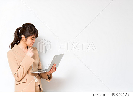 働く女性 49870127