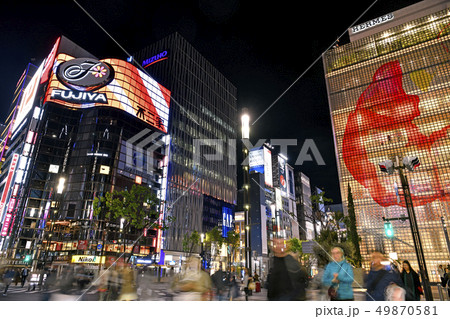 日本の東京都市景観  数寄屋橋の交差点から銀座を望む（夜景） 49870581