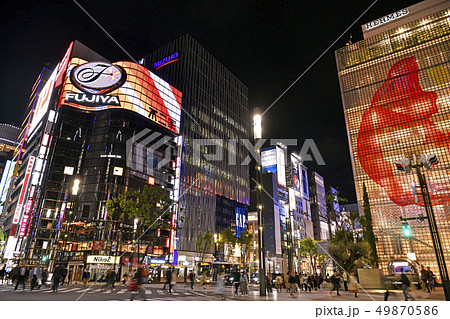 日本の東京都市景観 数寄屋橋の交差点から銀座を望む(夜景) 日本の東京都市景観 数寄屋橋の交差点から銀座を望む(夜景) 49870586