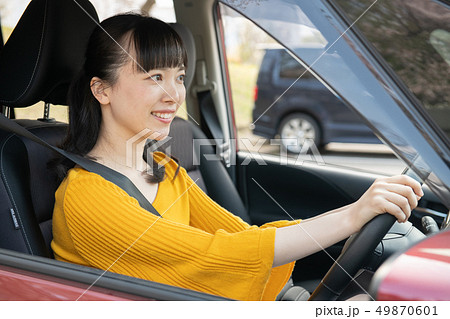 自動車を運転する若い日本人女性 ドライブの写真素材 自動車を運転する若い日本人女性 ドライブの写真素材
