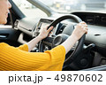 自動車のハンドルを握る手元　運転する日本人女性　ドライブ 49870602