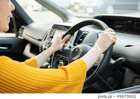 自動車のハンドルを握る手元　運転する日本人女性　ドライブ 49870602