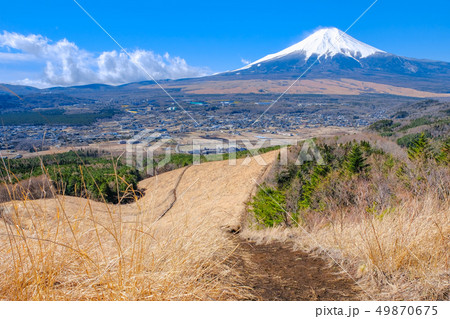 春の登山：高座山の風景 49870675