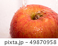 りんごを水で洗うシーン 49870958