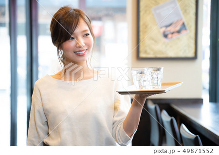 カフェでアルバイトする女の子 カフェでアルバイトする女の子 49871552