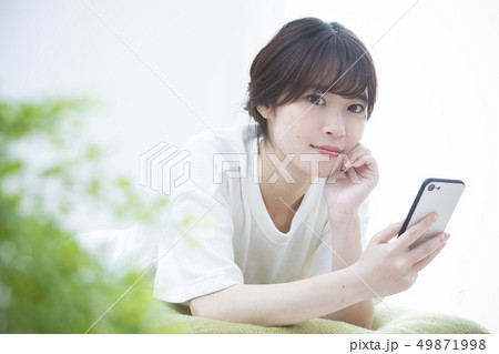 スマートフォンを見る若い女性 49871998