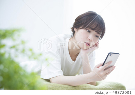 スマートフォンを見る若い女性 スマートフォンを見る若い女性 49872001