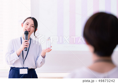女性 ビジネス セミナー プレゼン 女性 ビジネス セミナー プレゼン 49873242