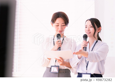 女性　ビジネス　セミナー　プレゼン 49873282