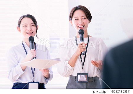 女性　ビジネス　セミナー　プレゼン 49873297