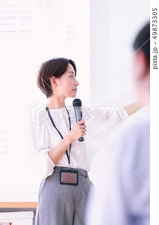 女性　ビジネス　セミナー　プレゼン 49873305