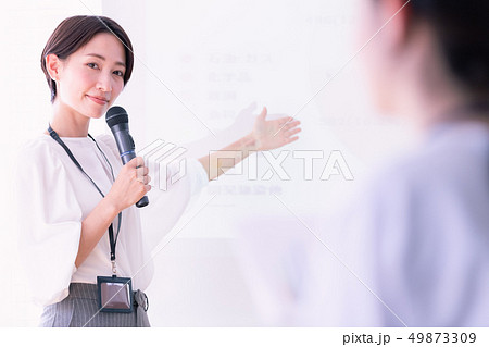 女性　ビジネス　セミナー　プレゼン 49873309
