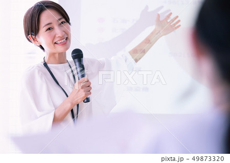 女性　ビジネス　セミナー　プレゼン 49873320