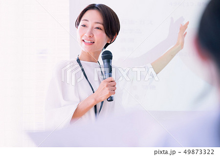 女性　ビジネス　セミナー　プレゼン 49873322