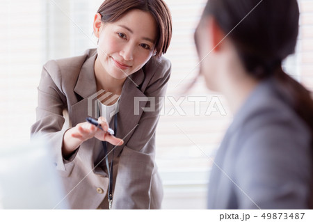 女性　ビジネス　管理職 49873487
