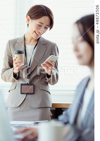 女性　ビジネス　スマートフォン 49873506