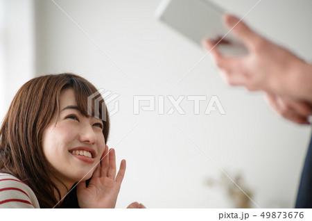 カフェ　店員を眺める 49873676