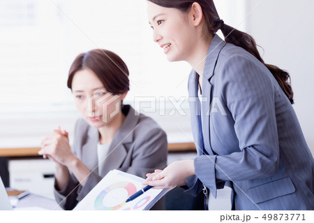 女性 ビジネス セールス プレゼン 女性 ビジネス セールス プレゼン 49873771
