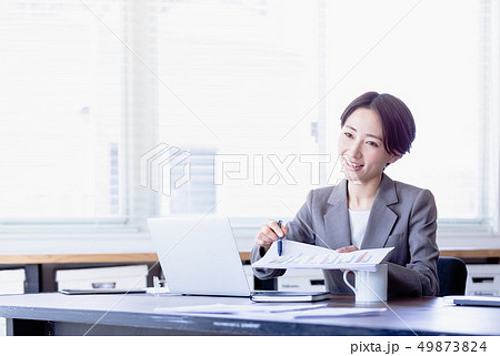 女性 ビジネス 商談 プレゼン 女性 ビジネス 商談 プレゼン 49873824