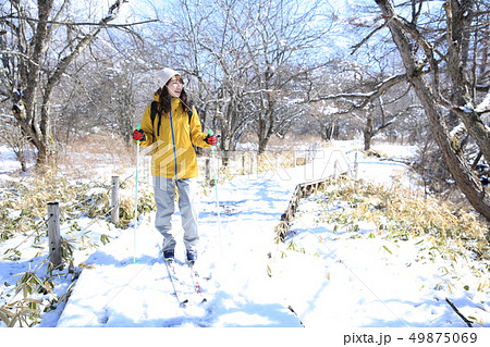 冬のレジャーを楽しむ女性 冬のレジャーを楽しむ女性 49875069