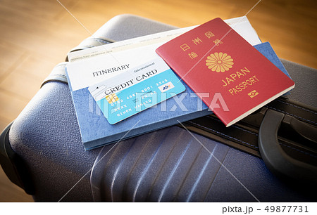 スーツケース　海外旅行保険付クレジットカード　旅行　出張　パスポート 49877731