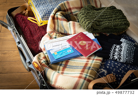 スーツケース　海外旅行保険付クレジットカード　冬　旅行　出張　パスポート　セーター 49877732