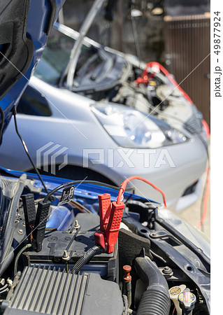 クルマのバッテリー上がりと応急処置　ブースターケーブルでジャンピングスタート 49877924