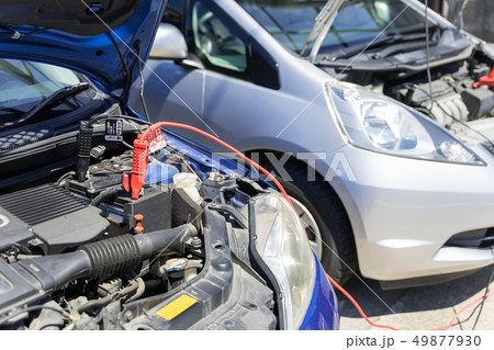 クルマのバッテリー上がりと応急処置　ブースターケーブルでジャンピングスタート 49877930