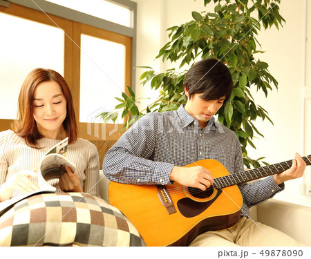 ギターを弾く彼氏と彼女のイメージ 49878090