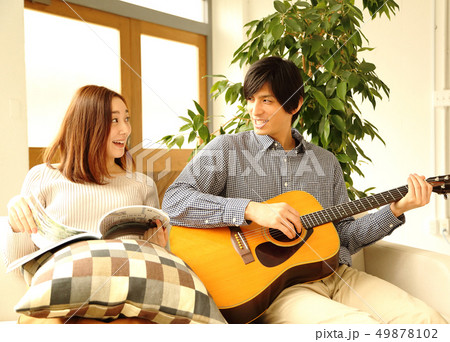 ギターを弾く彼氏と彼女のイメージ 49878102