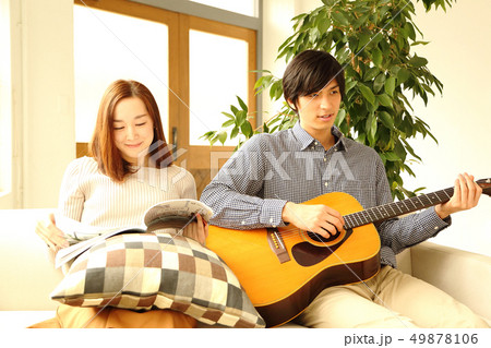 ギターを弾く彼氏と彼女のイメージ 49878106