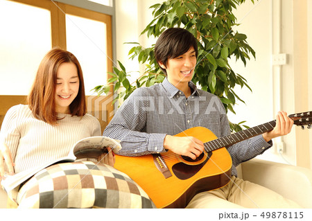 ギターを弾く彼氏と彼女のイメージ 49878115