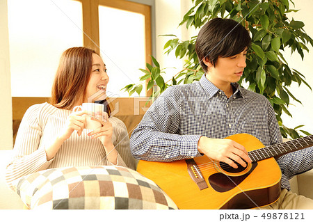 ギターを弾く彼氏と彼女のイメージ 49878121