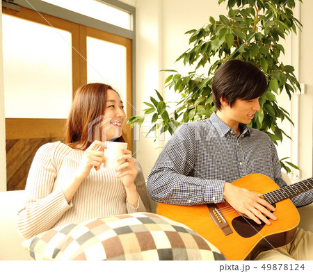 ギターを弾く彼氏と彼女のイメージ 49878124