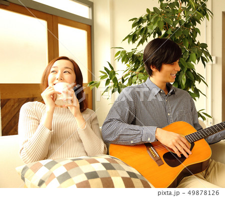 ギターを弾く彼氏と彼女のイメージ 49878126