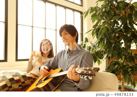 ギターを弾く彼氏と彼女のイメージ 49878133