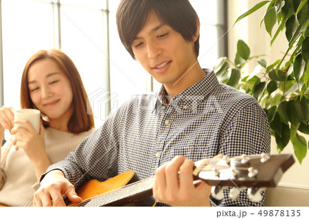 ギターを弾く彼氏と彼女のイメージ 49878135