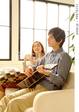 ギターを弾く彼氏と彼女のイメージ 49878151
