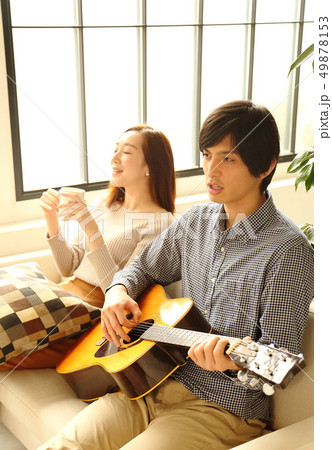 ギターを弾く彼氏と彼女のイメージ ギターを弾く彼氏と彼女のイメージ 49878153