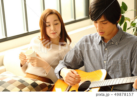 ギターを弾く彼氏と彼女のイメージ 49878157
