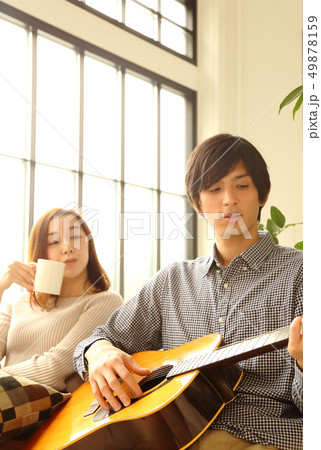 ギターを弾く彼氏と彼女のイメージ 49878159