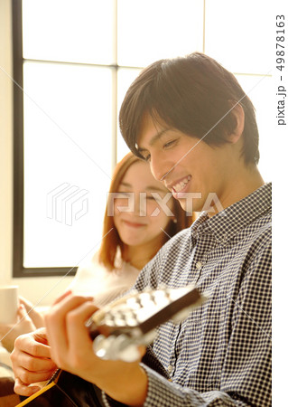 ギターを弾く彼氏と彼女のイメージ 49878163